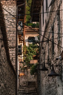 Berat 'ın Gorica bölgesindeki Dar kaldırım taşı caddesi. Tarihi mahallede taş merdiven, taş ve kereste mimari binaları olan şehir manzarası. Arnavutluk 'ta halk seyahati.
