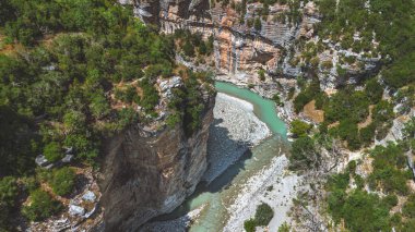 Osumi Kanyonu 'nun havadan görünüşü, Balkanlar' da kanyon, yüzme ve rafting gibi macera aktiviteleri için popüler bir yer. Osum Nehri 'nin derin vadideki insansız hava aracı manzarası, Arnavutluk' un doğal cazibesi.