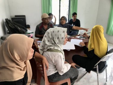 Asian people are gathering at the office 