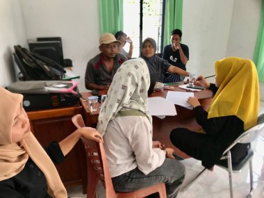 Asian people are gathering at the office 