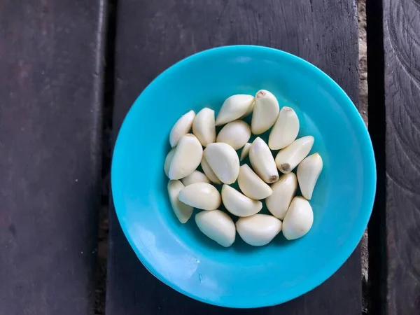 Close Garlic Cutting Isolated Blue Plate — Zdjęcie stockowe