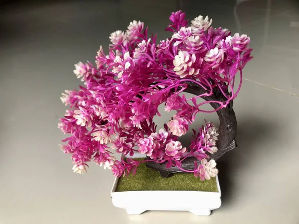 Belles Fleurs Dans Vase Sur Fond Ancienne — Photo