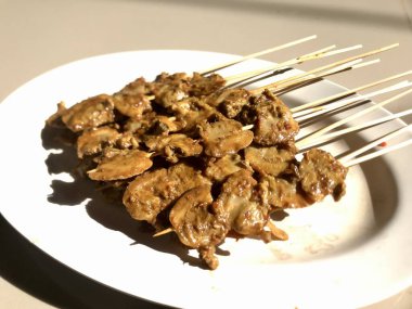 Kabuk satay ya da beyaz tabakta sate kerang 