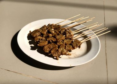 Kabuk satay ya da beyaz tabakta sate kerang 