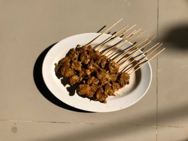 Kabuk satay ya da beyaz tabakta sate kerang 