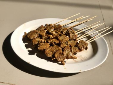 Kabuk satay ya da beyaz tabakta sate kerang 
