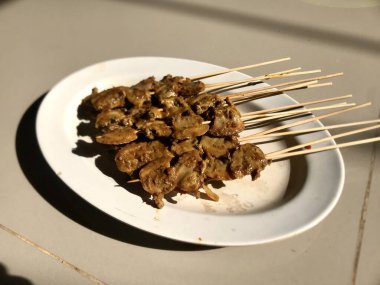 Kabuk satay ya da beyaz tabakta sate kerang 