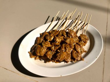 Kabuk satay ya da beyaz tabakta sate kerang 