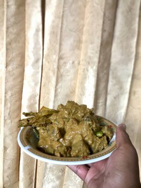 Bir kadının eline bir kase pirinç tutarken yakın dur.