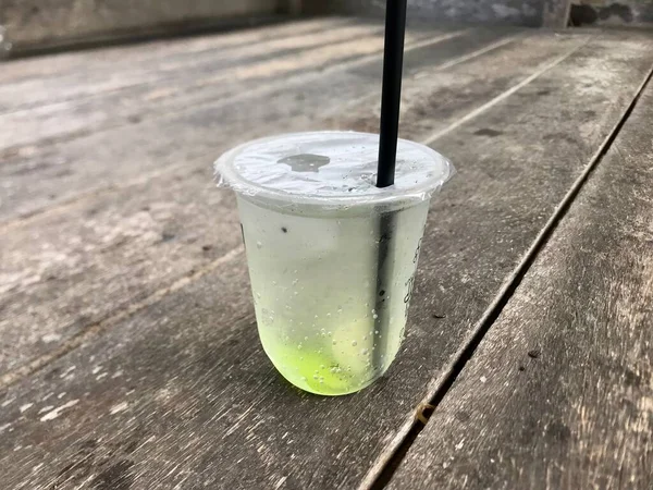 Ahşap bir masada buzlu çay.