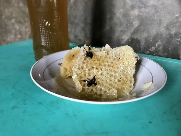 Menutup Piring Dengan Sendok Dari Sebuah Kue — Stok Foto