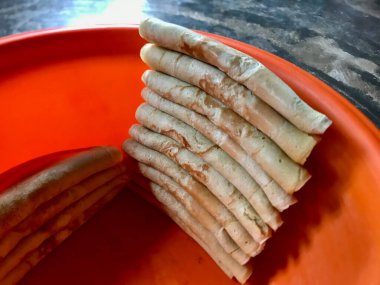 Bir erkeğin elinde yumurtayı tutan bir kadının yakın çekimi.