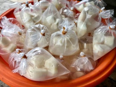 Arka plan için içi yiyecek dolu plastik torba.