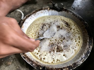 Martabak Endonezya sokak yemekleri yapma süreci