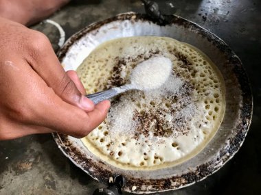 Martabak Endonezya sokak yemekleri yapma süreci