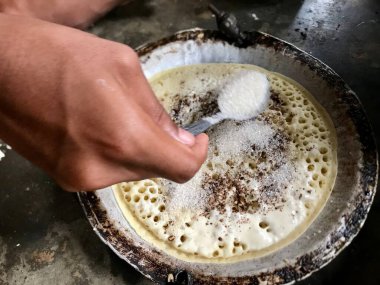 Martabak Endonezya sokak yemekleri yapma süreci