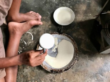 Martabak Endonezya sokak yemekleri yapma süreci