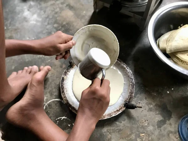 Martabak Endonezya yemeği yapma süreci 