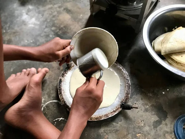 Martabak Endonezya yemeği yapma süreci 