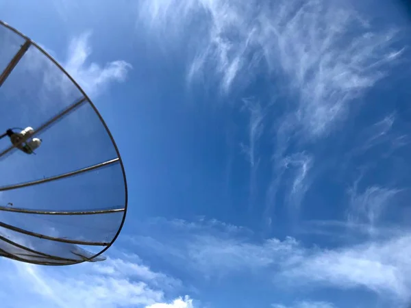 Parabola Satellitare Sullo Sfondo Del Cielo — Foto Stock