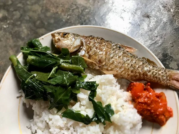 お皿の上に野菜やスパイスを盛った魚 — ストック写真