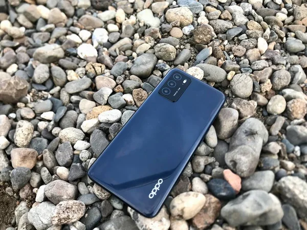 Gri beton arka planda akıllı telefon ve cep telefonu