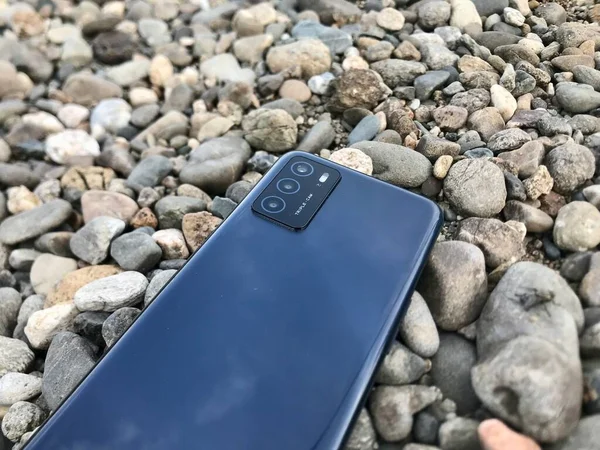 Bir dağın arka planında cep telefonu olan bir cep telefonunu kapat