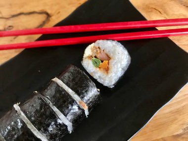 Somon ve avokadoyla Japon suşisi rulosu. 