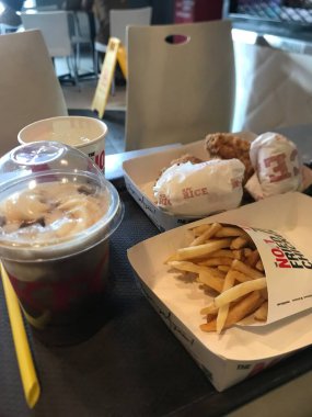 Yemek, kahvaltı ve marketin yakın çekim görüntüleri.