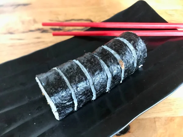 Sushi Rola Uma Chapa — Fotografia de Stock