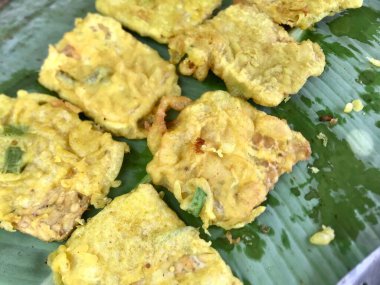 Markette leziz bir kızarmış balığın yakın çekimi. 