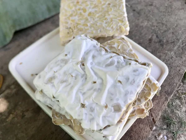 Κλείσιμο Ενός Λευκού Πιάτου Ένα Κομμάτι Τυρί — Φωτογραφία Αρχείου