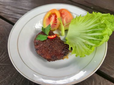 Sebzeli ve baharatlı kızarmış tavuk.