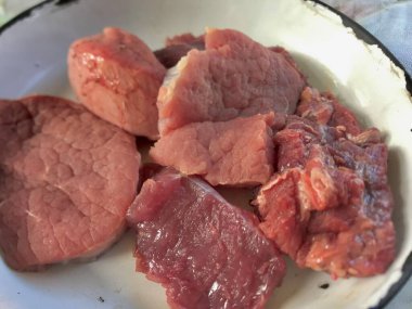 Pazarda taze domuz eti.