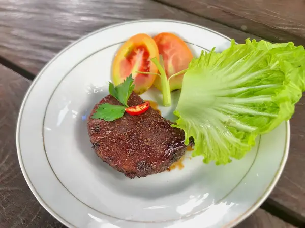 白を基調とした野菜とサラダのグリルビーフステーキ — ストック写真