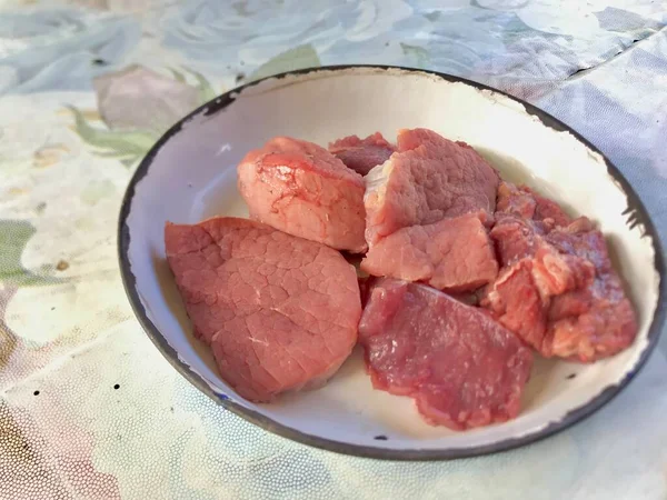 Carne Crua Carne Uma Chapa Fundo Branco — Fotografia de Stock