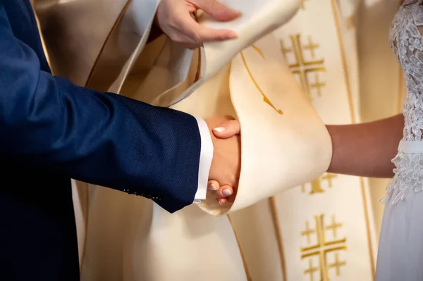 Handen Trouwringen Huwelijksgeloften Met Elkaar Verweven Handen Van Bruid Bruidegom — Stockfoto