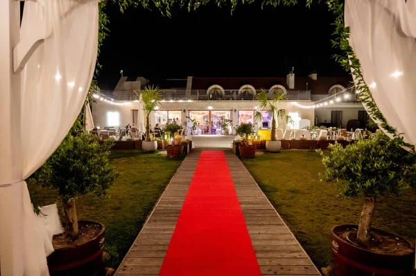 red carpet leading straight to the banquet hall in the evening