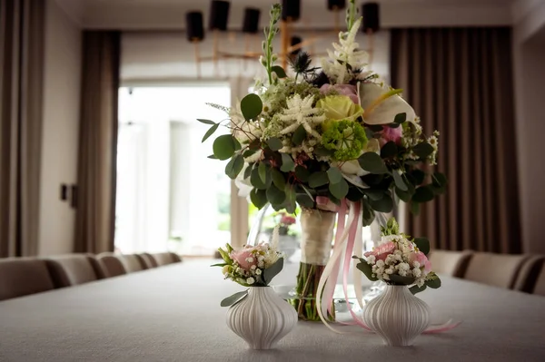 flowers bouquets bouquets and boutonnieres boutonnieres in small porcelain vases with a bouquet of flowers on the table