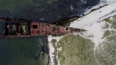 Batık savaş gemisi enkazlarının insansız hava aracı atışı. Rüzgar ve Gök gürültüsü destroyerleri Polonya 'daki Hel Yarımadası' nın deniz limanı yakınlarında. Dümdüz yerde vuruldu..