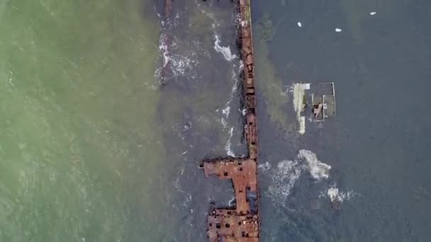 击沉的战舰残骸的无人机射击 驱逐舰 接近波兰黑尔半岛的海军港口 射中顶部向下平铺 — 图库视频影像