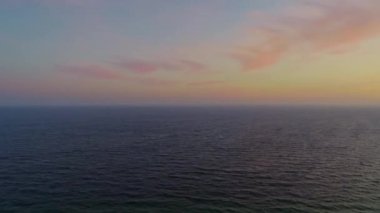 Güneş batarken Baltık Körfezi 'ndeki Gdansk Körfezi' nin panoramik insansız hava aracı görüntüleri. İki küçük balıkçı teknesi suya düştü..