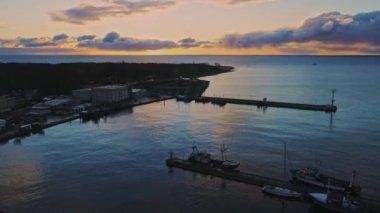 Geriye doğru, Baltık Denizi 'ndeki balık limanı Hel' in şafak ve gün batımında çekilmiş insansız hava aracı görüntülerini ortaya çıkarıyor. Kesiciler, balıkçı tekneleri ve liman. Polonya 'nın sonu, şafak, gün doğumu.