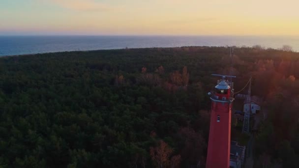ポーランドのヘル半島で灯台のドローン撮影 夕暮れ時のポーランドの終わりの灯台日没 — ストック動画