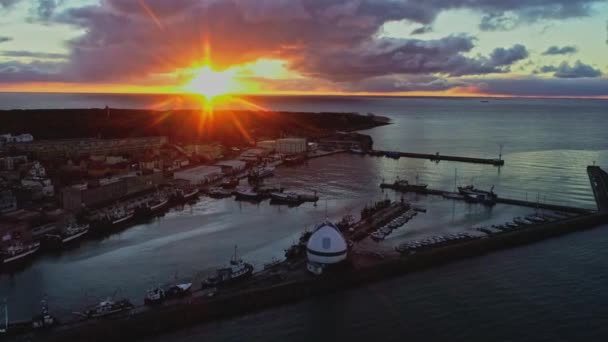 前方の夜明け 日没の間にバルト海のヘルの漁港の無人偵察機のショットを明らかにする カッター ポーランドの終わり 夜明け 日の出 — ストック動画