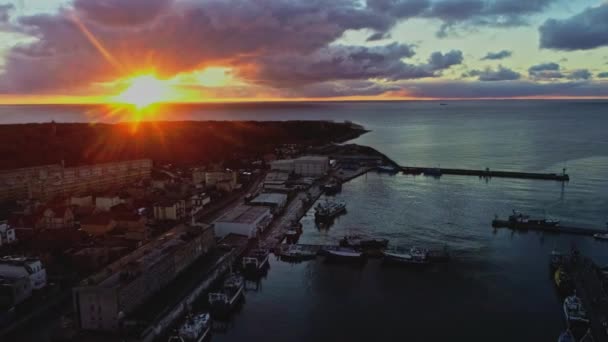 夜明け 日没の間にバルト海のヘルの漁港のドローンショットを明らかにしました カッター ポーランドの終わり 夜明け 日の出 — ストック動画