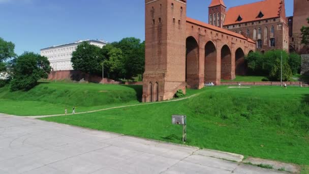 Средневековый Тевтонский Замок Квидзине Польша Башня Клоака Переднем Плане Лето — стоковое видео