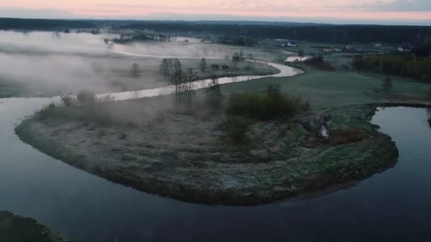 黎明时分笼罩着野生的天然河流 波兰的Drweca无人机拍摄 沿着弯道飞行 淡淡的色泽 — 图库视频影像
