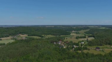 Orman, köyler, hava manzaralı tarlalar. Polonya 'da Kashubian üzerinde insansız hava aracı atış.
