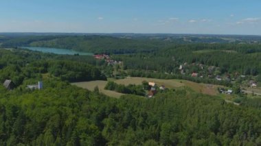 Orman, köyler, tarlalar ve göl manzaralı. Polonya 'da Kashubian üzerinde insansız hava aracı atış.